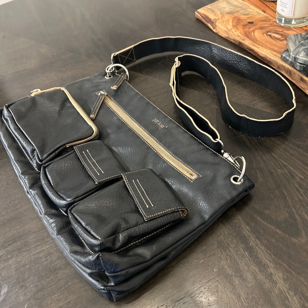 MATT & NAT ~ Vintage butter soft vegan leather unisex messenger handbag - Picture 4 of 16